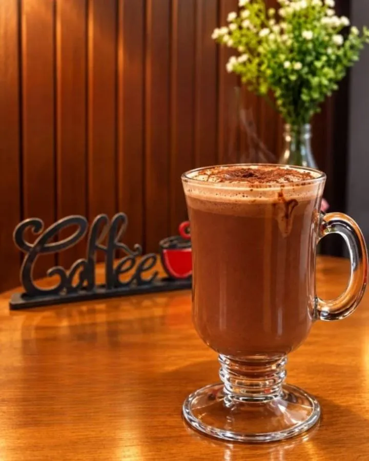 Chocolate quente servido no balcão